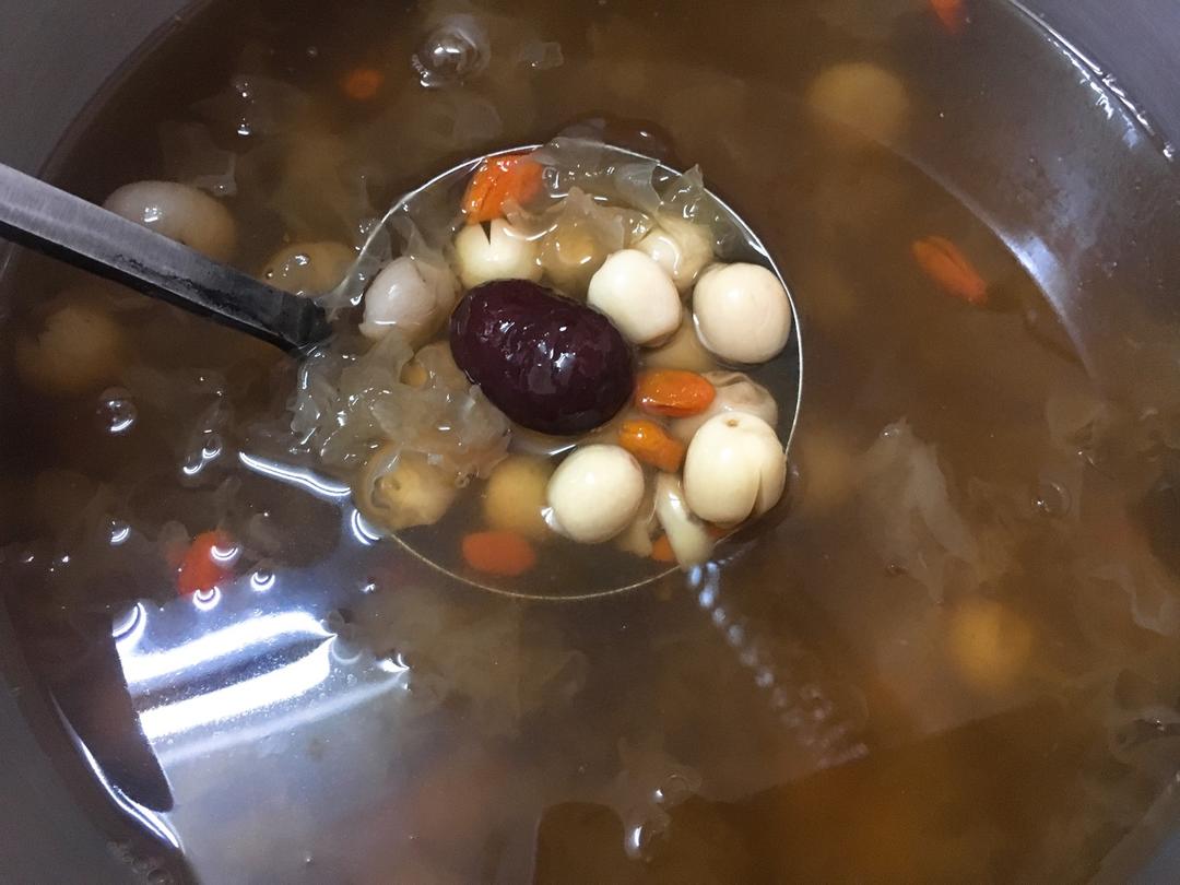 桂圆莲子银耳汤