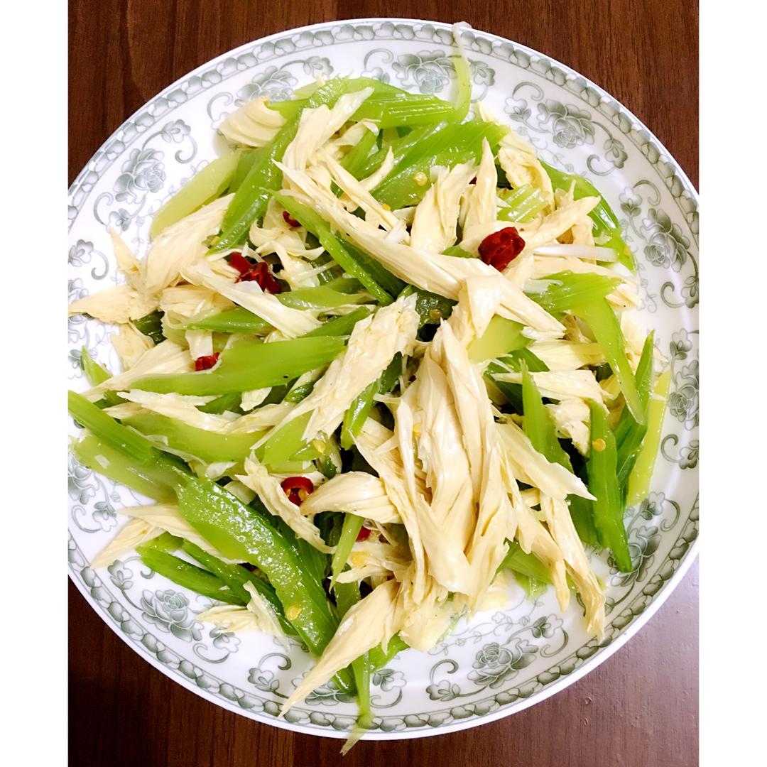 爱阳光爱生活做的西芹拌腐竹