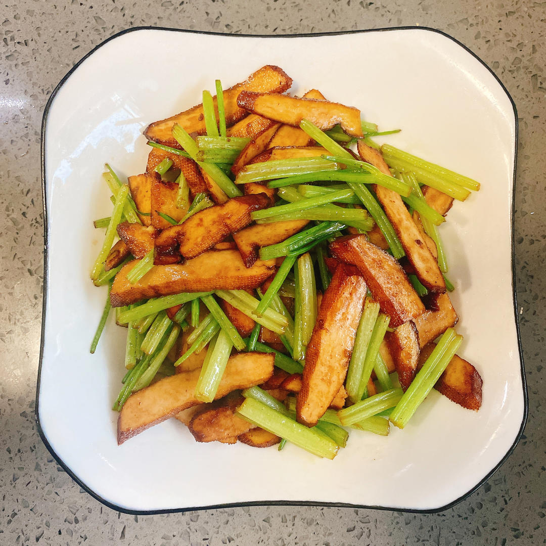 午餐晚餐简单快手下饭菜芹菜炒香干