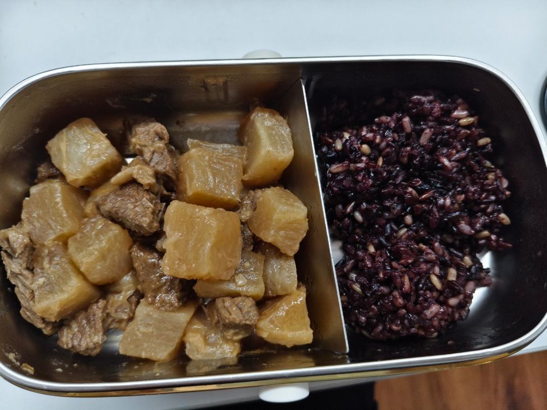 萝卜焖牛腩 （好吃得可以摆摊了）