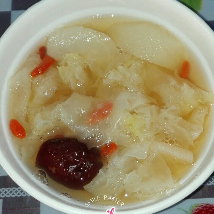 哎呀虫子做的银耳冰糖炖雪梨