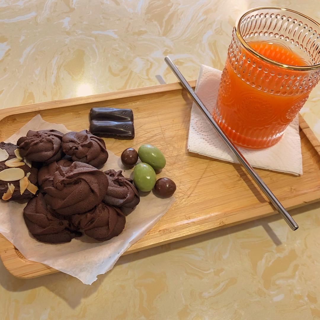 挤花毫无压力的巧克力曲奇