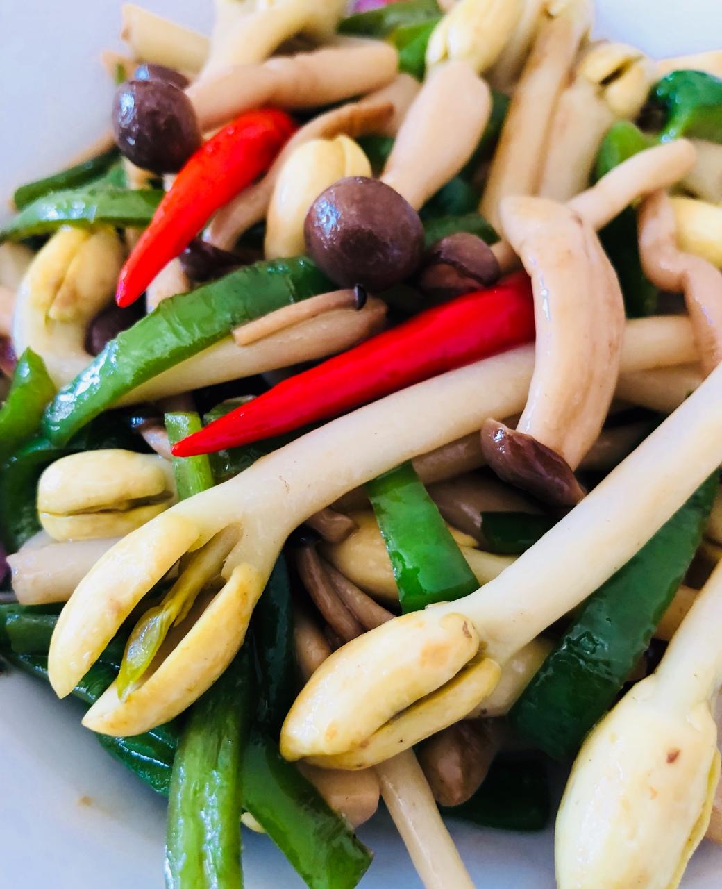 蟹味菇炒花生芽