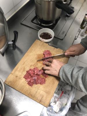 麻麻辣辣的粉蒸牛肉的做法 步骤1