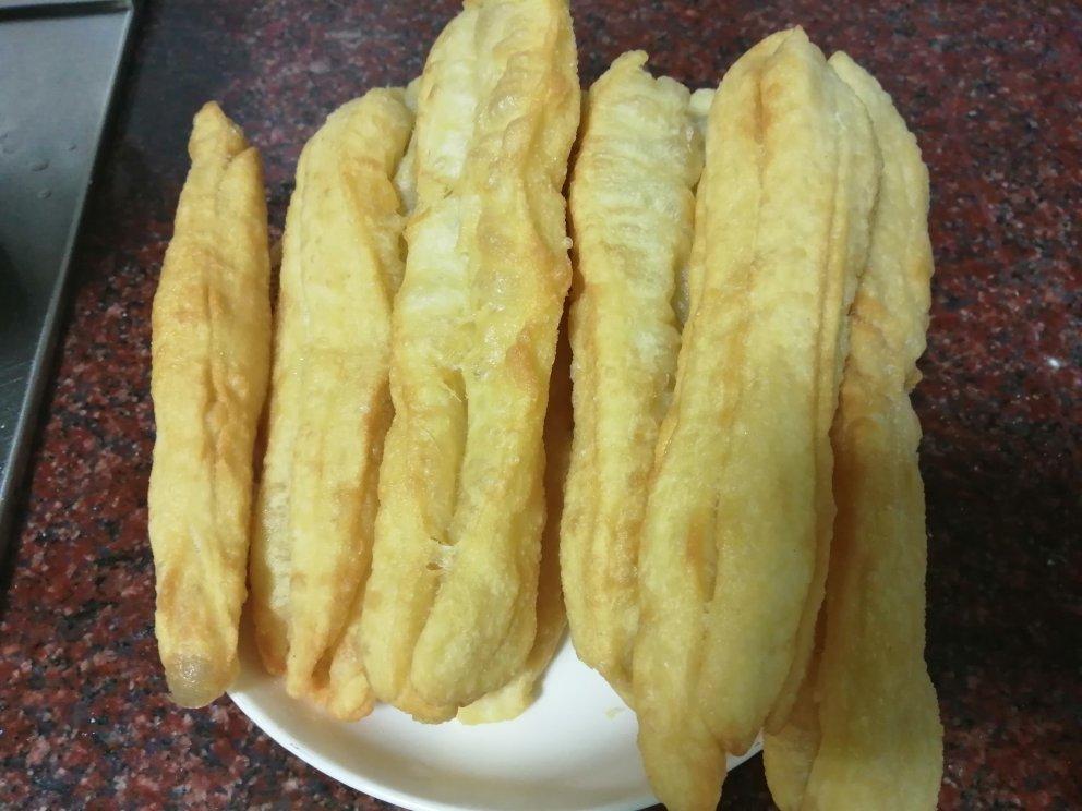 蓬松多孔炸油条的详细做法（普通面粉版） 配方很重要&和面手法也有讲究