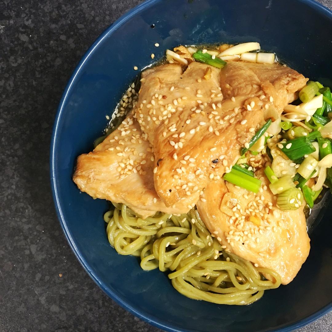 想不好吃都难的——酸甜清爽青柠鸡胸肉凉面！gif小动图