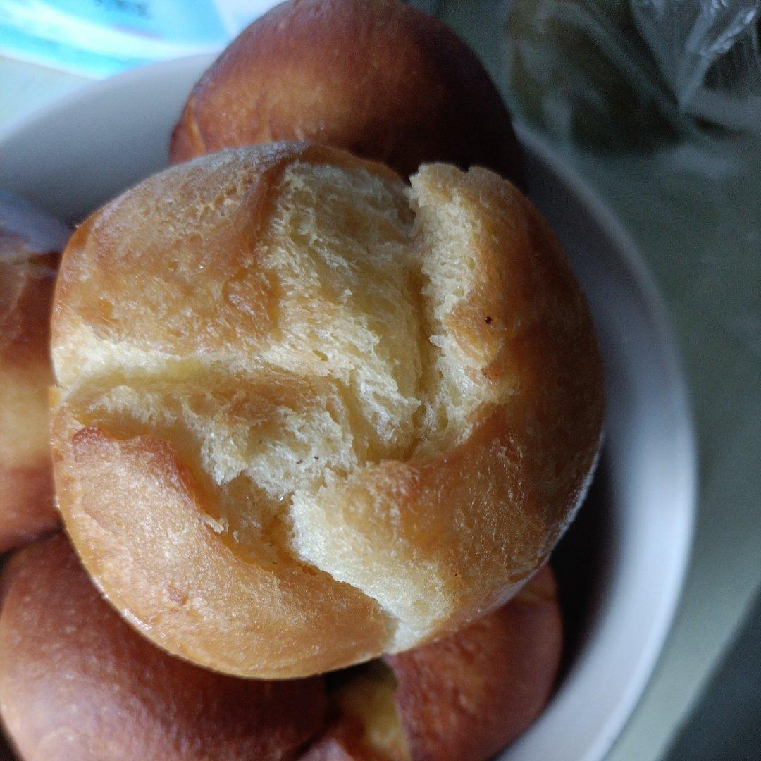 三个鸡蛋一碗面 不用烤箱 也能做出老式开花小面包 松软好吃不吸油 附细节视频详解