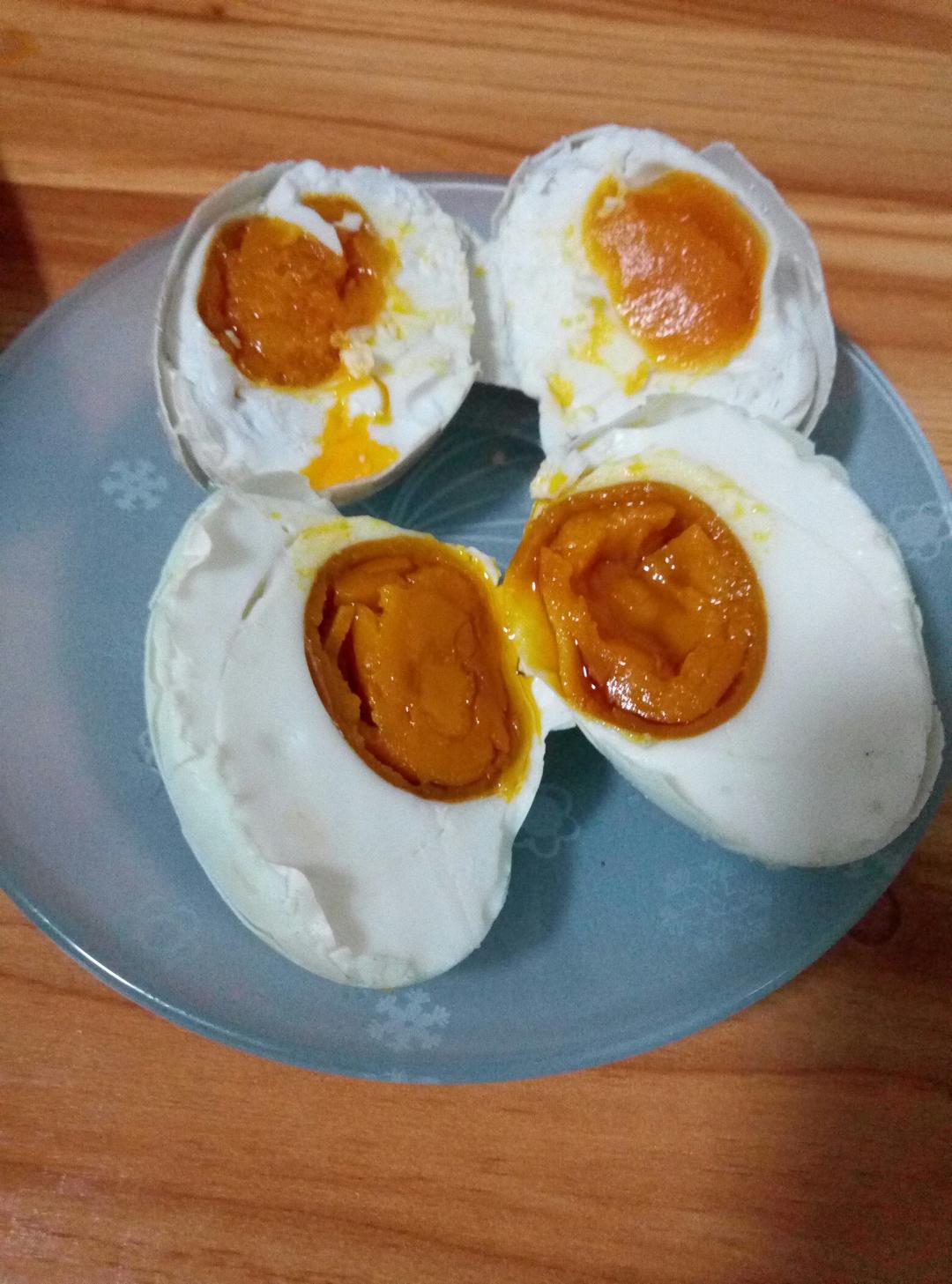 梁小雅做的自制咸蛋: 100%出油起沙的咸蛋