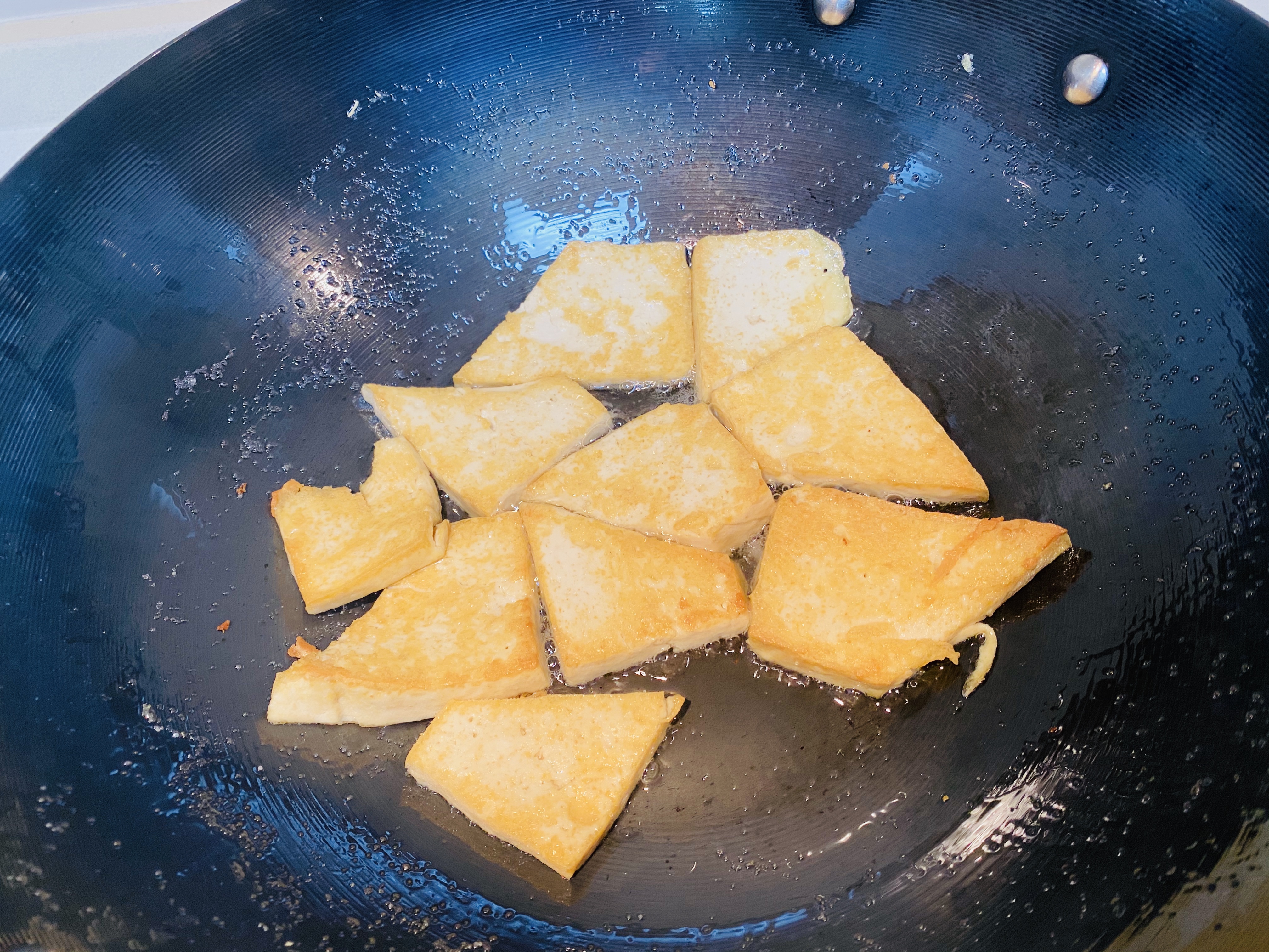 超级简单好吃的下饭菜:蚝油豆腐杏鲍菇的做法 步骤2