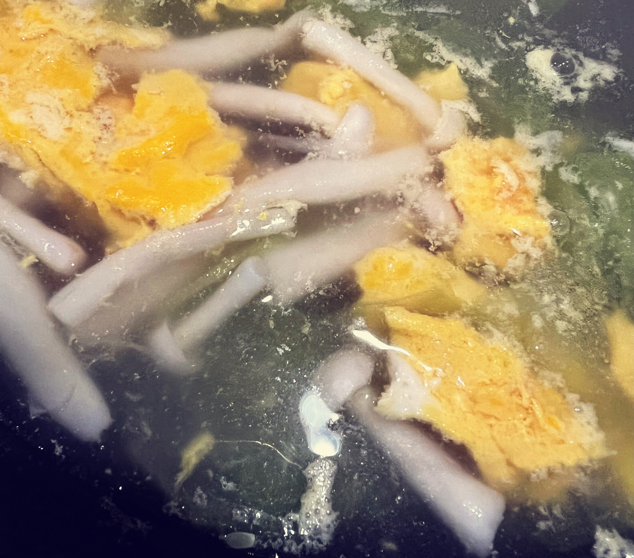 5分钟就能做好的巨鲜美的菌菇黄瓜汤