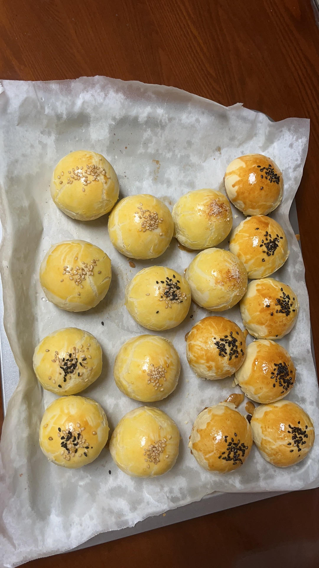 隔夜不破膜的奶香黄油版蛋黄酥(超全步骤图！)