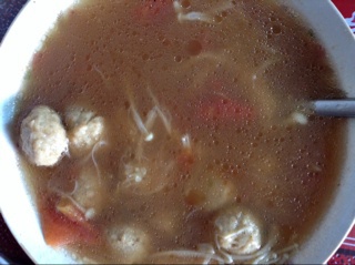 西红柿金针菇丸子汤