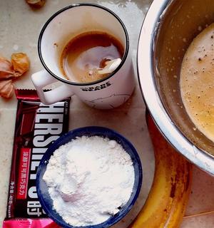 超级湿软的香蕉巧克力焦糖马芬杯子蛋糕（无需打发）的做法 步骤1