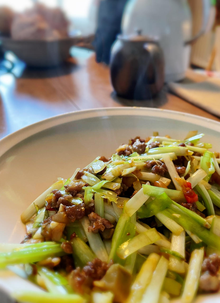 夏季开胃榨菜韭黄炒肉沫