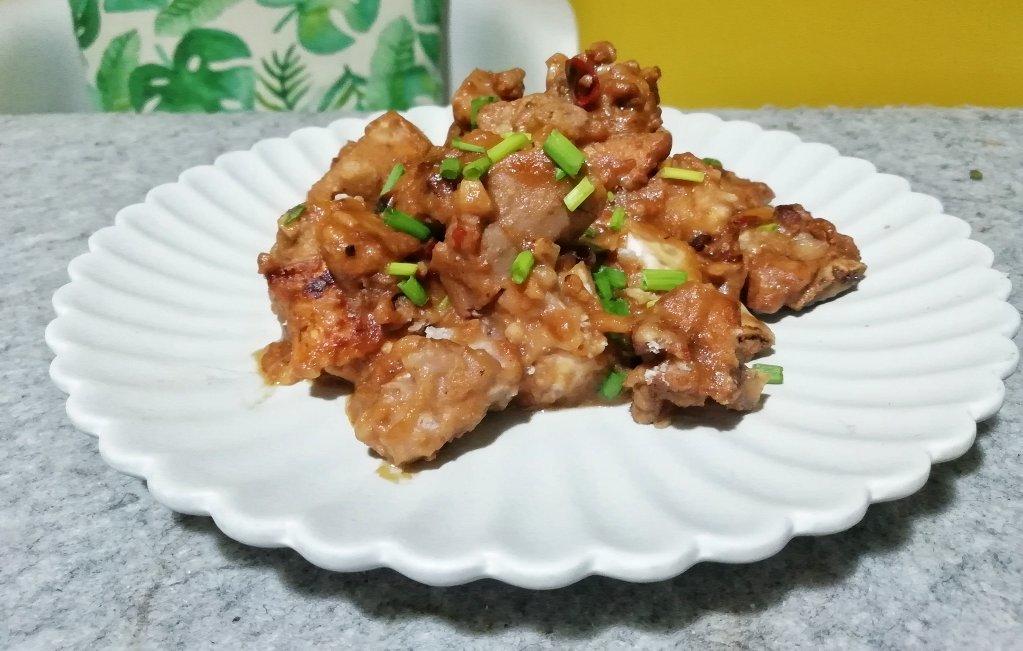 蓼茸試春盤做的芋頭排骨燜飯—有飯有肉有菜一人食