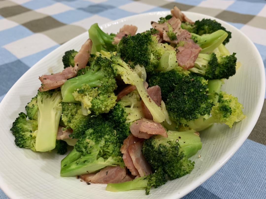 西兰花炒培根