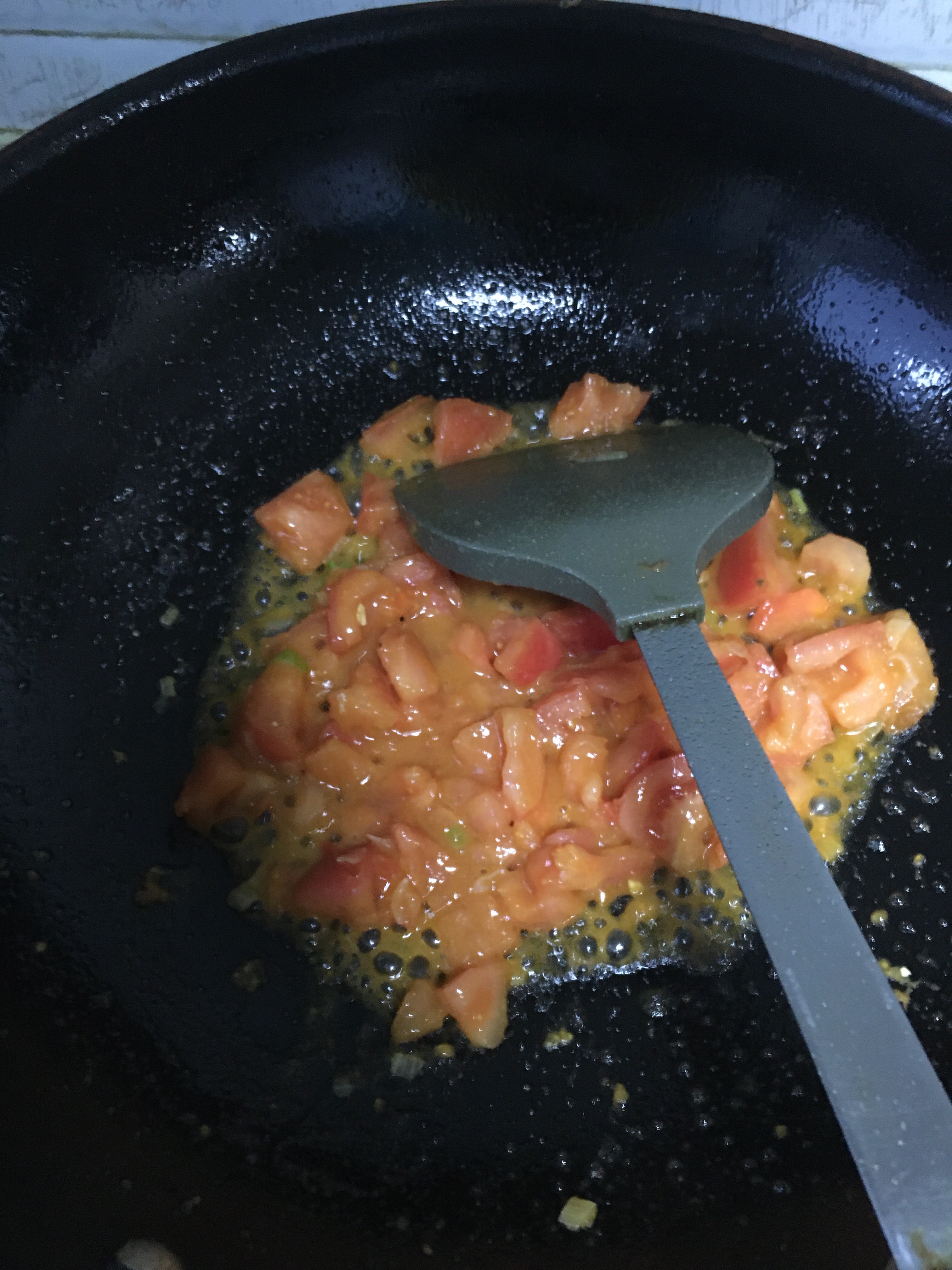 宝宝辅食：营养又美味的番茄虾仁鸡蛋炒饭的做法 步骤3