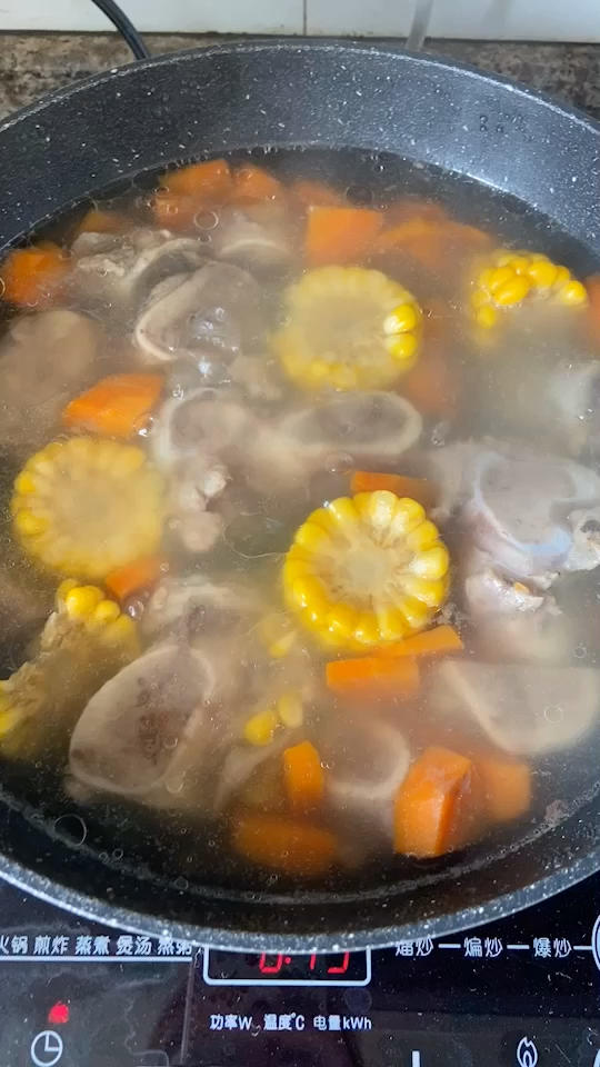玉米胡萝卜猪骨汤--健脾祛湿