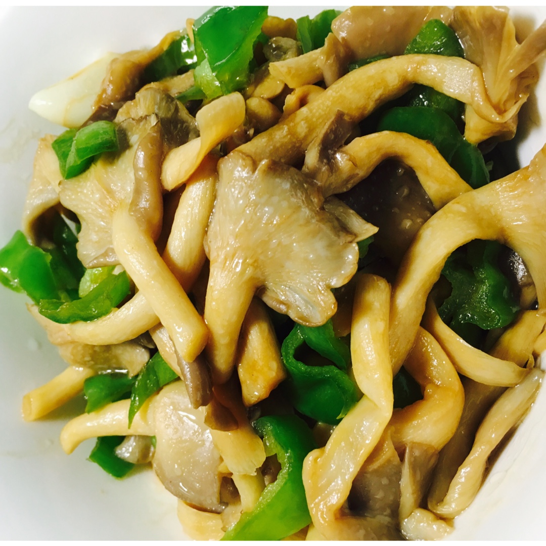 来一碗翠翠蛋做的青椒炒平菇