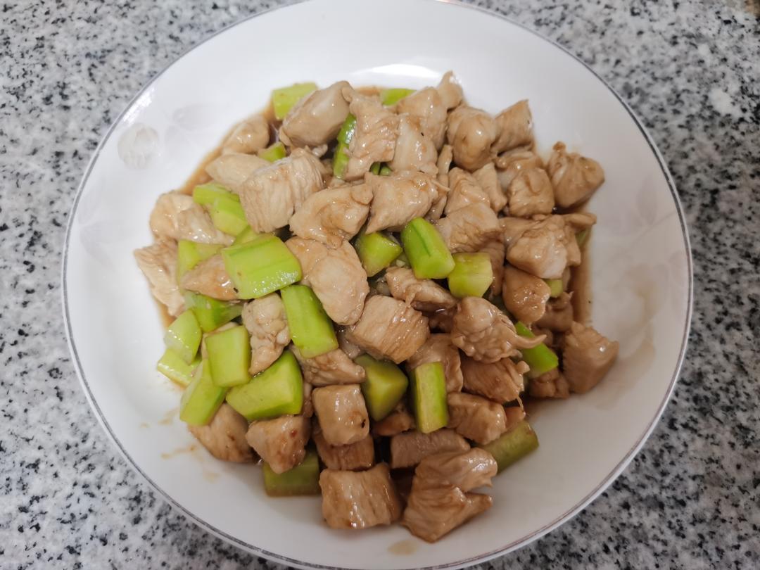 清爽好吃！低脂美味～黄瓜炒鸡胸肉丁