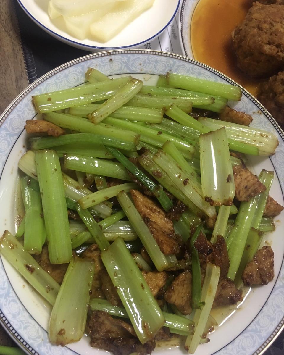芹菜炒肉