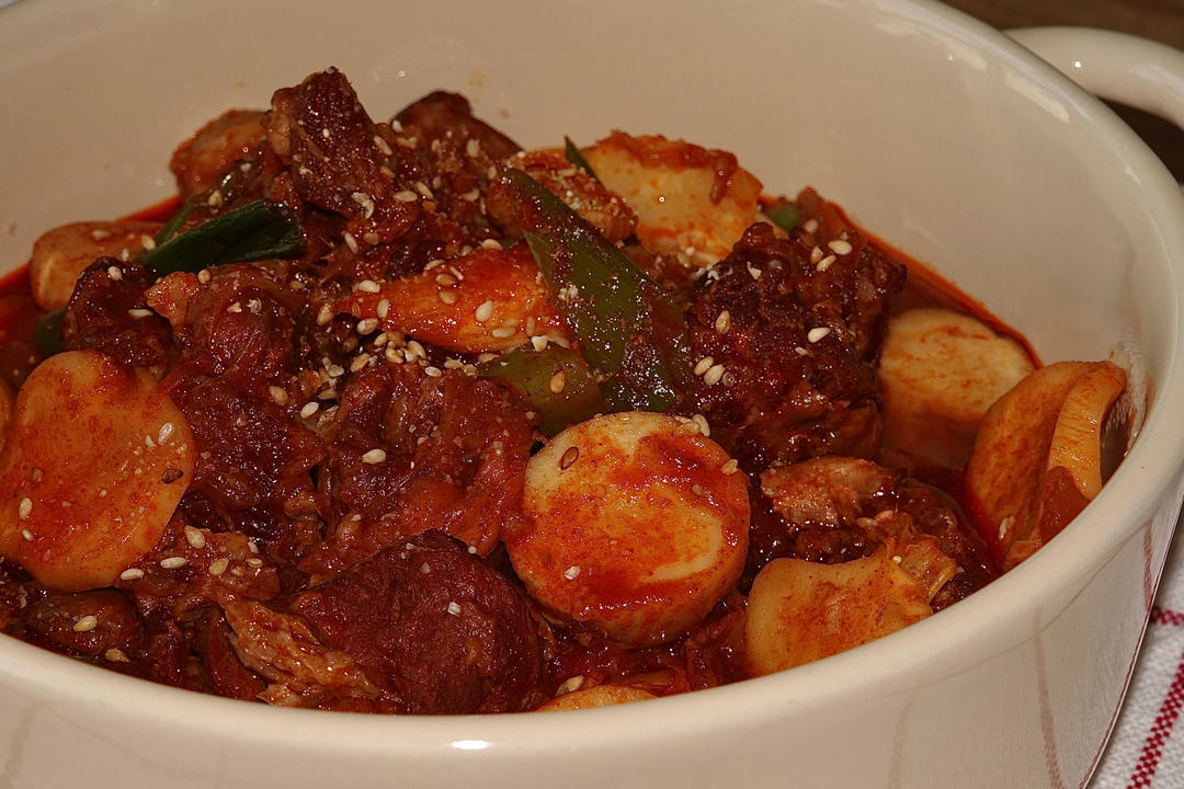红酒辣酱炖猪颈肉排🥩Wine-Stewed Pork Neck Bones