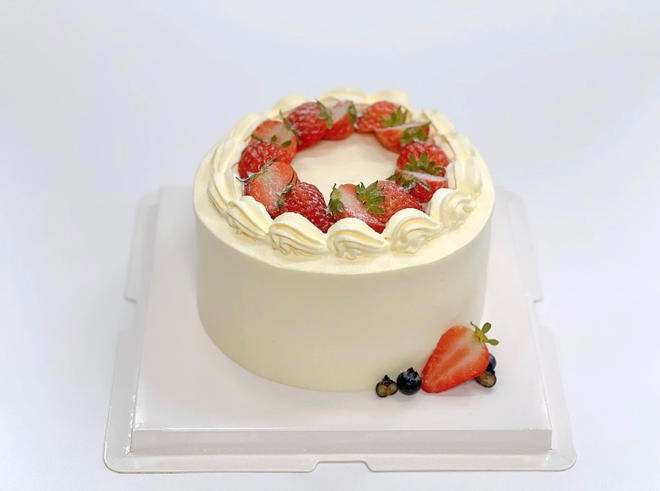 奶油草莓水果生日蛋糕（附戚风蛋糕 奶油打发教程）的做法
