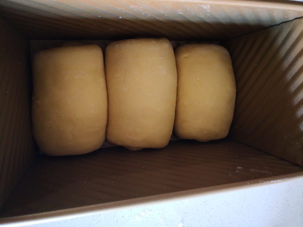 手揉蜂蜜黄油软土司～一次发酵的做法 步骤4