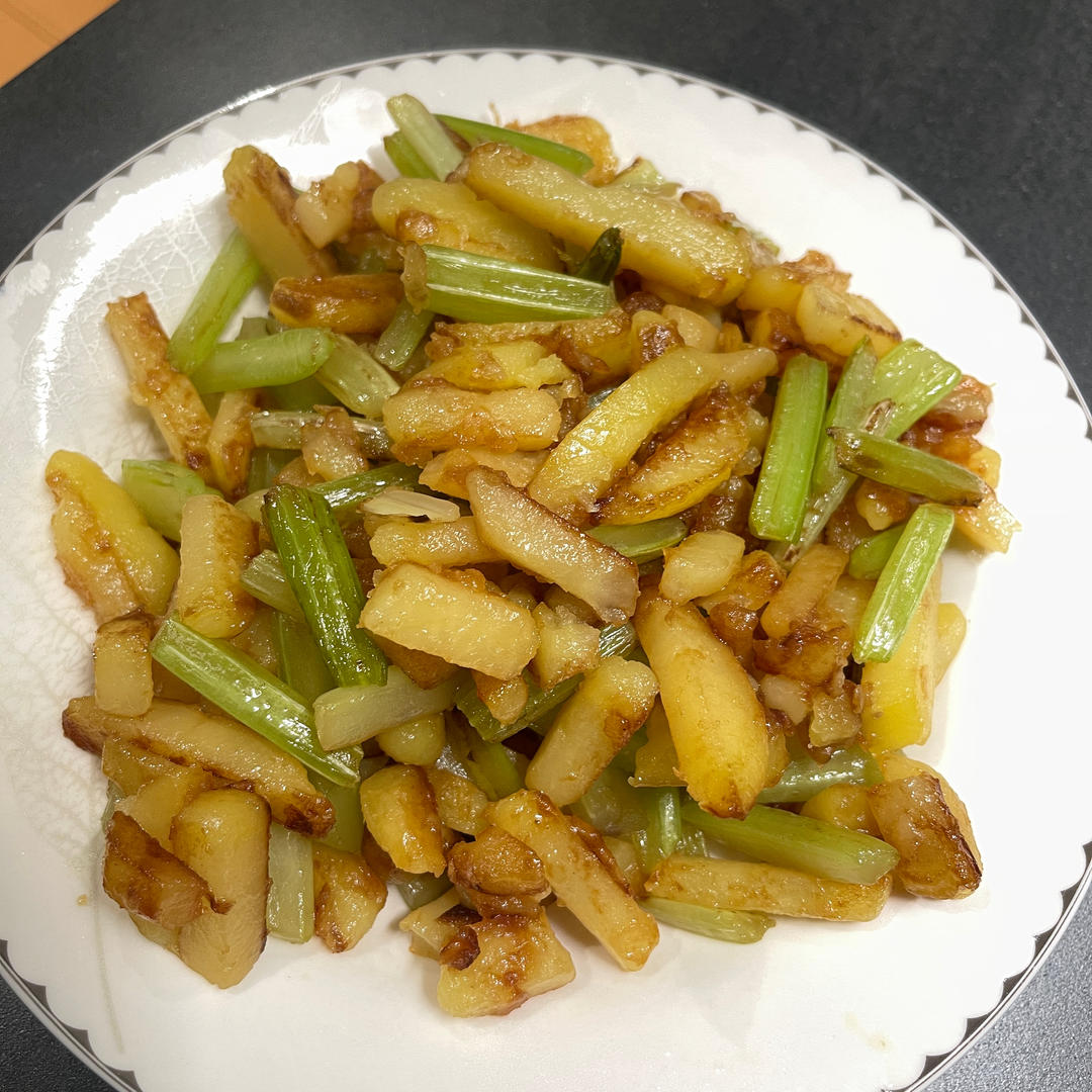 土豆炒芹菜