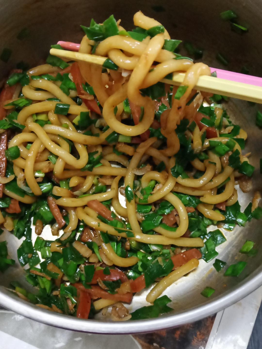 快手晚餐|韭菜肉末乌冬面三步完成