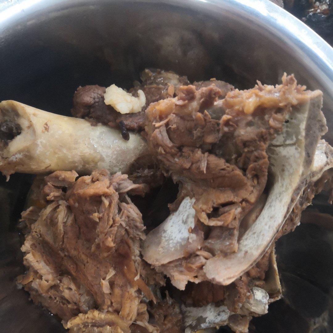 C.J的酱大骨头