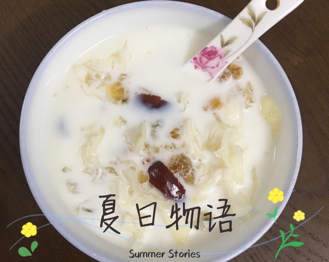 桃胶红枣银耳炖奶