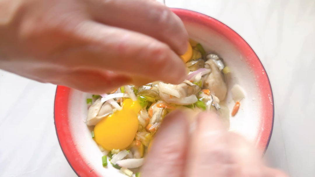 教你用亨氏番茄沙司轻松做出一盘口感超赞的生蚝鸡蛋饼的做法 步骤2