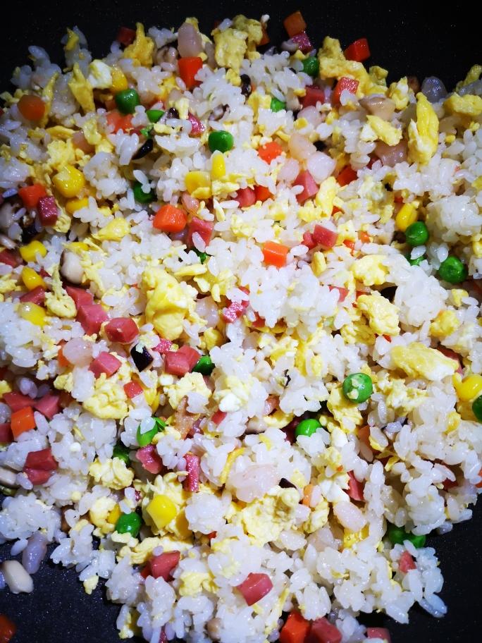 剩米饭变身什锦蛋炒饭的做法