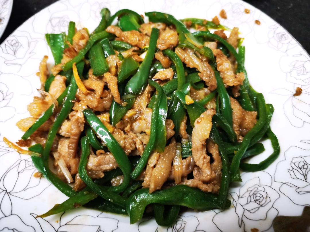 经典的家常菜，青椒炒肉丝，简单的食材也能做出如此美味