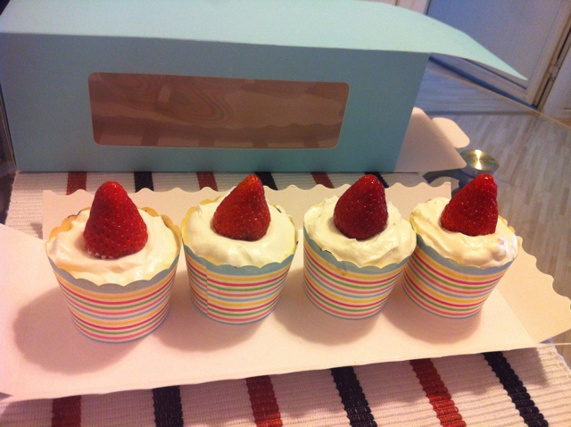 杯子草莓蛋糕cupcake