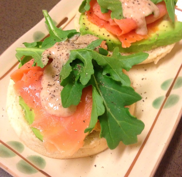 牛油果烟熏三文鱼开口三明治