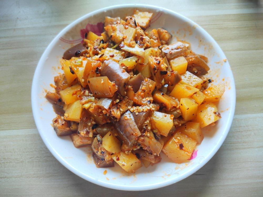 厨师长教你：“茄子拌土豆”的家常做法，味道很赞，先收藏起来