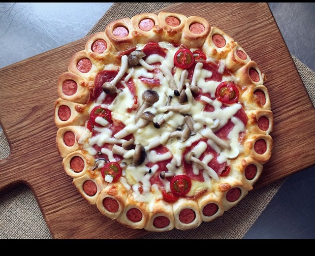 萨米肠蘑菇花边披萨