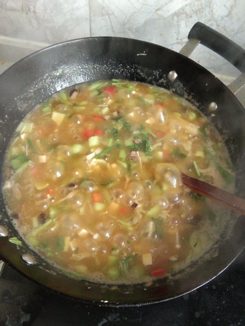 西红柿金针菇豆腐青菜牛肉汤的做法 步骤3