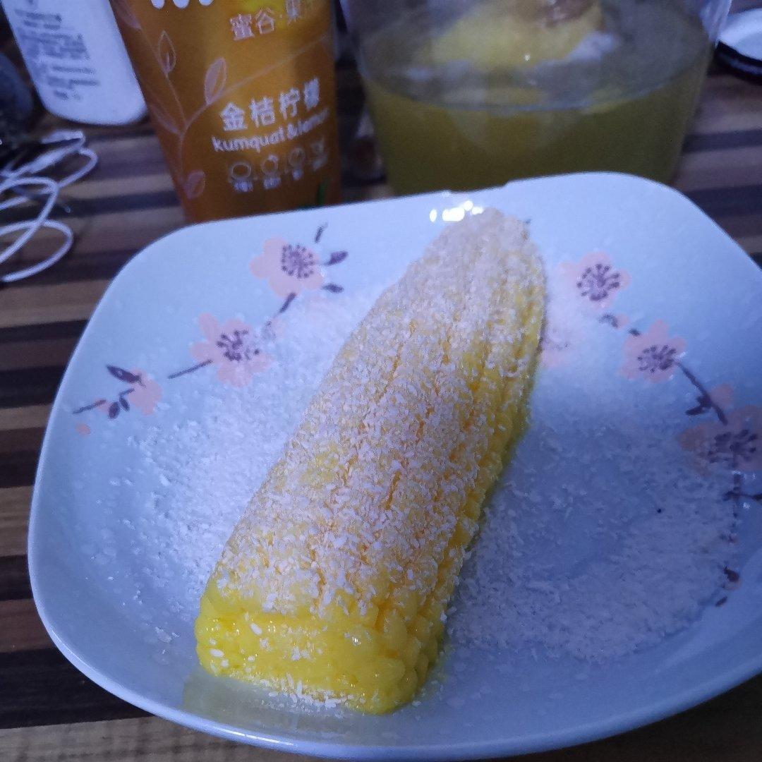网红甜品芒果味玉米慕斯