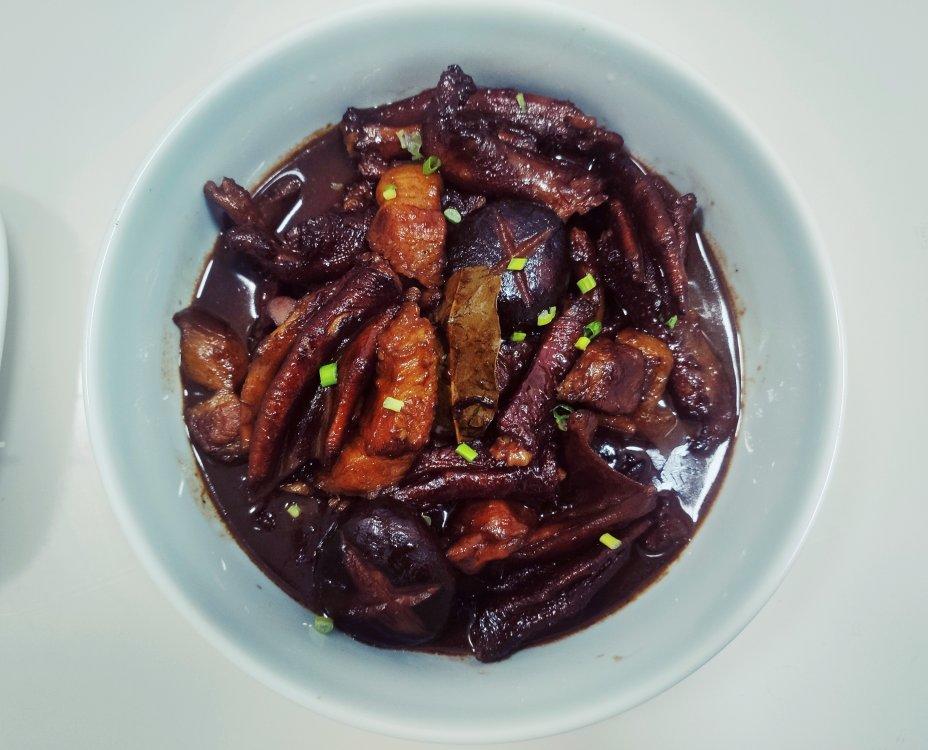 鹅掌焖五花肉
