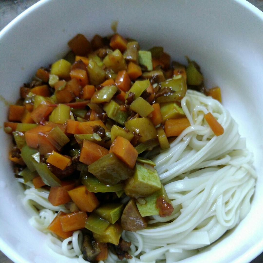 杏鲍菇杂蔬炸酱面