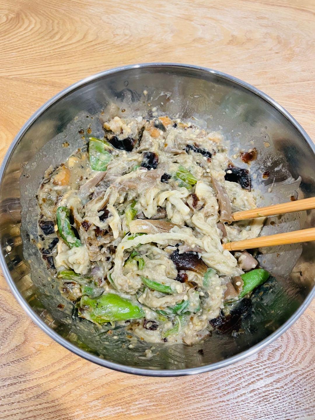 不要被它的外表吓到，吃一口会让你念念不忘辣椒擂皮蛋茄子