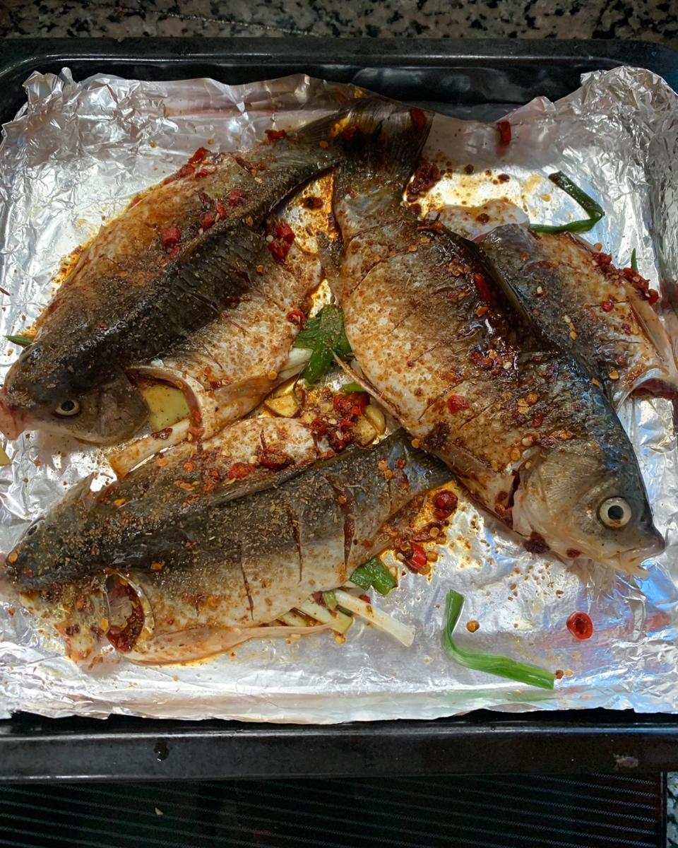 づ玉ら玲珑ぐ做的烤鲫鱼烤箱版