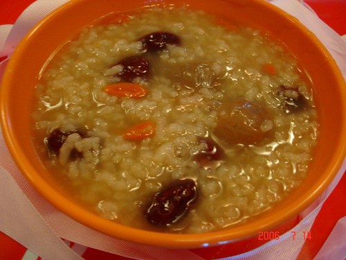 桂圆红枣枸杞粥的做法