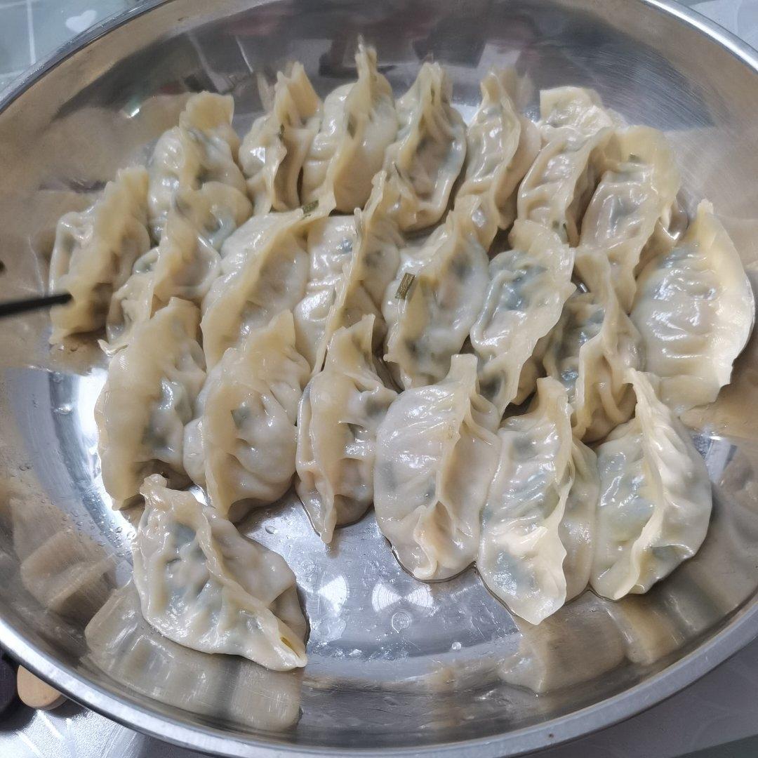 韭菜猪肉饺子(附擀皮和最简单的饺子包法)