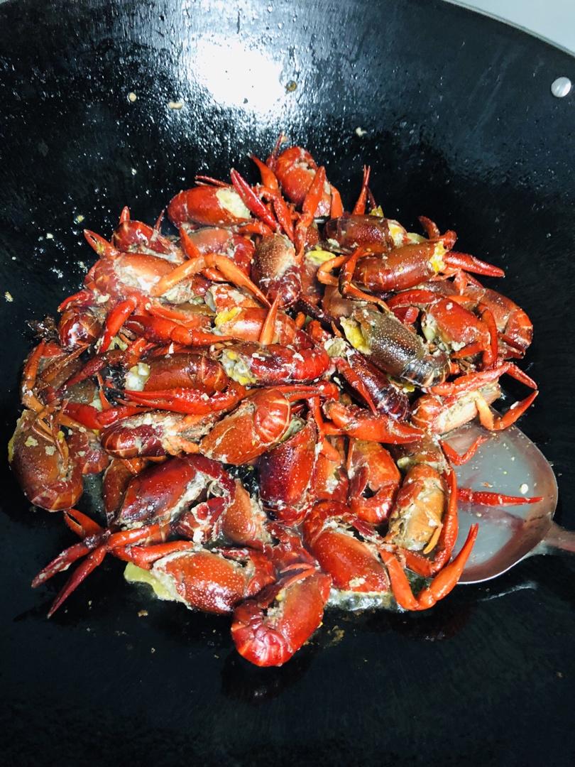 好吃到爆的蒜香小龙虾