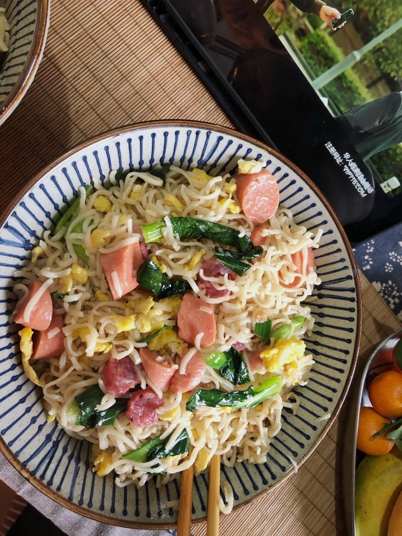 火腿鸡蛋炒面