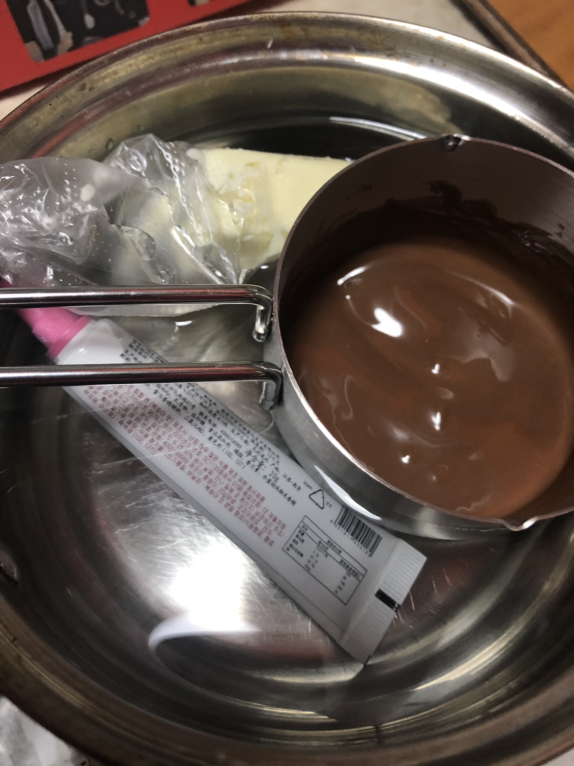融化巧克力做甜甜圈的做法 步骤3